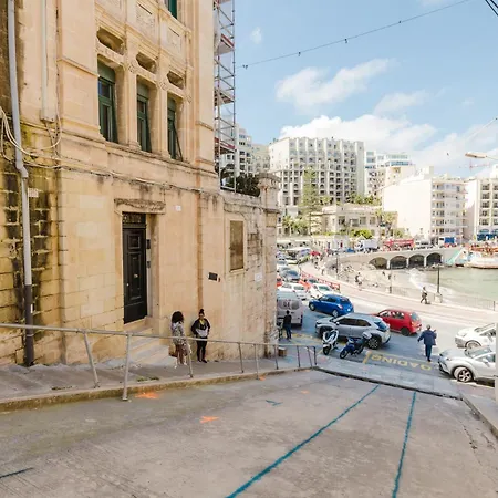 Historic Seafront Maisonette In Balluta Buildings شقة سليمة